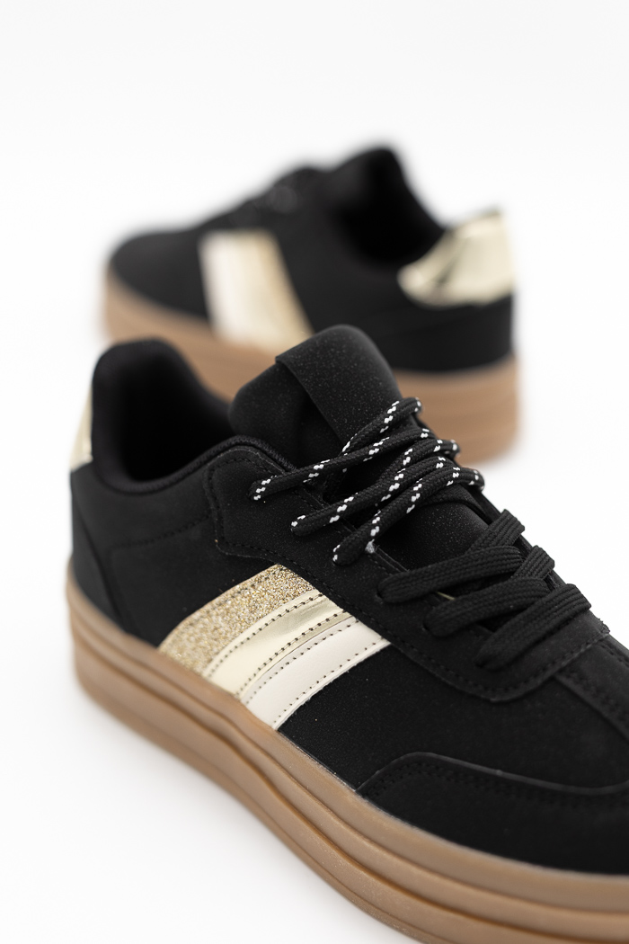 Sneakers δίπατα με χρυσές λεπτομέρειες 255008-Μαύρο Sneakers δίπατα με χρυσές λεπτομέρειες 255008-Μαύρο